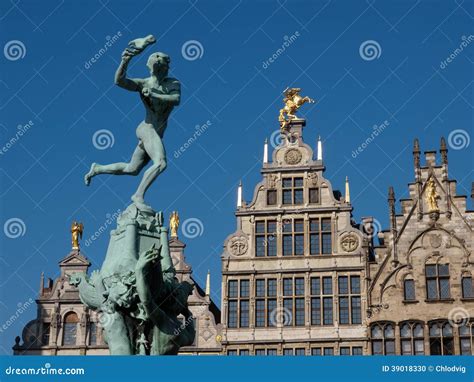 Statua Di Brabo Al Quadrato Del Mercato A Antwerpen Fotografia Stock