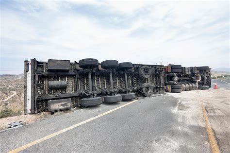 El Accidente De Un Camión De Basura Obliga A Cortar Uno De Los Carriles