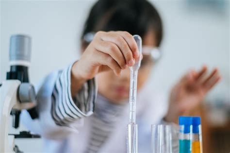 Meninas Fazendo Experimentos Científicos No Laboratório Foco Seletivo