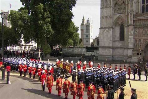 Ap S Cortejo Militar Por Londres Caix O Da Rainha Segue Para Windsor