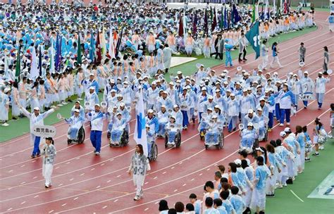 【写真】「きばれ かごしま」全国障スポ佐賀大会開幕、県選手団も堂々行進 1 鹿児島のニュース 南日本新聞