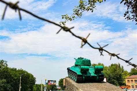 Monumento ao antigo tanque soviético t34 um tanque militar fica sobre