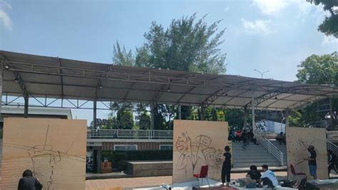 Seni Lukis Mural Ramaikan Pagelaran Budaya Kpu Sulsel Di Taman Pakui