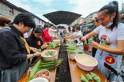 江西广昌：包粽子比赛迎端午 人民图片网