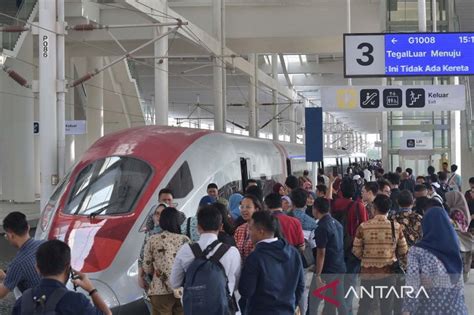 Antusiasme Masyarakat Jajal Kereta Cepat Jakarta Bandung Antara News