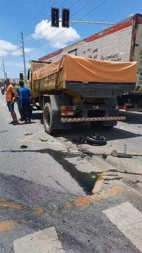 Motociclista fica ferido ao bater em caminhão e ser arremessado na Av