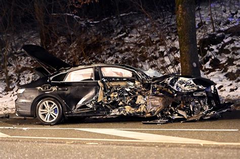 Zwei Schwerverletzte Nach Unfall Auto Prallt Gegen Baum Und