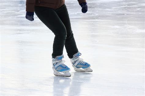 Pie De Personas Patinando Sobre Hielo En La Pista De Hielo Foto Premium