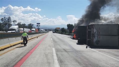 Vuelca tráiler en la México Puebla y se incendia la autopista