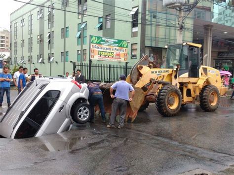 G1 Buraco que sugou carro em Viçosa afeta trânsito e altera