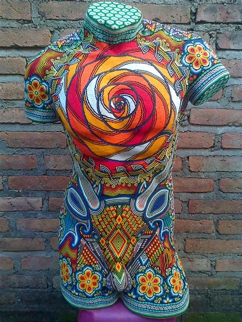 Maniquí con arte huichol NeoMexicanismos