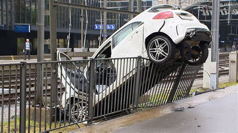 Selbstunfall In St Gallen Auto Bleibt Ber Gel Nder H Ngen Fahrer