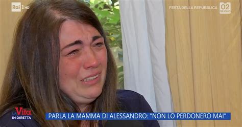 Mio Figlio Un Mostro Cos Fra Le Lacrime La Madre Di Alessandro