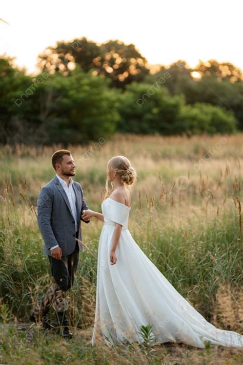 Fondo Novia Y Novio En Un Paseo Por El Bosque Foto E Imagen Para