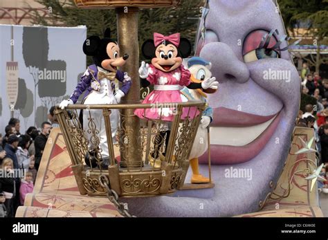 Disneyland paris mickey minnie mouse hi-res stock photography and ...