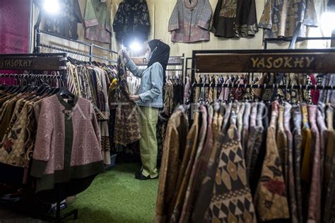 Pameran Produk Fesyen Di Indonesia Fashion Week Antara Foto