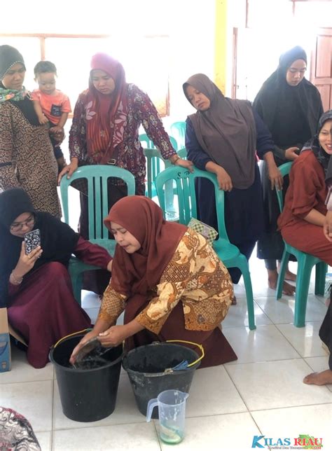 Mahasiswa Kukerta Unri Gelar Penyuluhan Pembuatan Sabun Cuci Piring