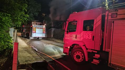 Mulher sofre queimaduras de 1 grau após incêndio em duas residências