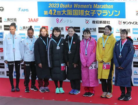 ＜第42回大阪国際女子マラソン＞表彰式で記念撮影に応じる（左から）ヘヴン・ハイル・デッセ、メセレット・ゴラ・シセイ、安藤友香、上杉真穂、吉川侑美、前田彩里、池田千晴、大東優奈（撮影・須田