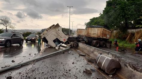 Carreta Tomba E Interdita Dois Sentidos Do Anel Rodovi Rio Em Bh