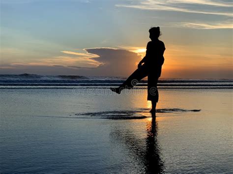 Silueta De La Persona En La Playa Al Atardecer Joven Mujer Caminando