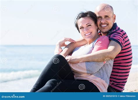 Casal Se Segurando Na Praia Imagem De Stock Imagem De Maduro