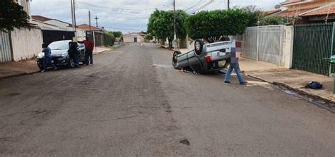 Idoso fica ferido ao capotar carro em rua em Ourinhos Passando a Régua