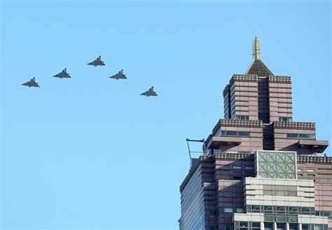 國慶空中兵力預演 44架12型機飛越總統府｜東森新聞：新聞在哪 東森就在哪裡