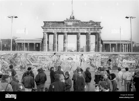 Berlin wall 1989 hi-res stock photography and images - Alamy