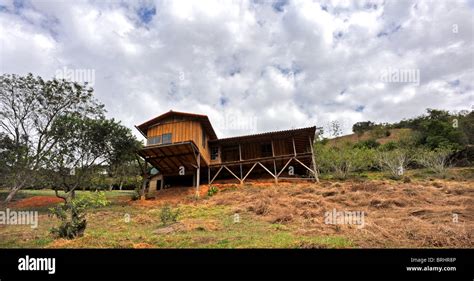 Maison Sur Pilotis Dans La Montagne Banque De Photographies Et Dimages