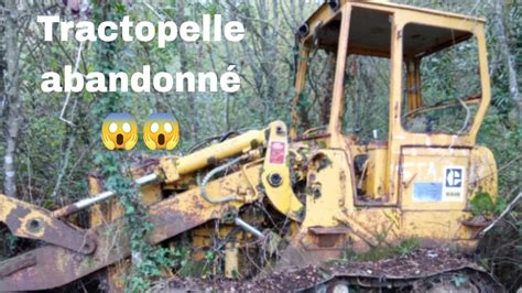 On découvre un tractopelle abandonné juste à côté de la où on fera le