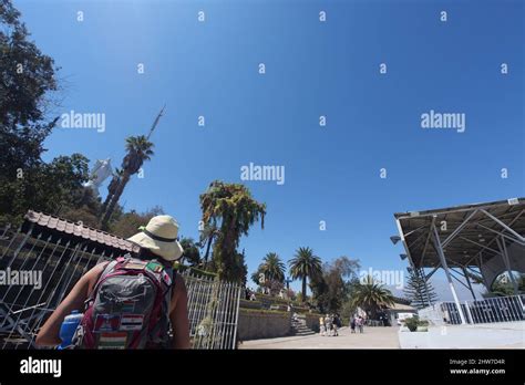 Una Mujer Tur Stica Mirando La Estatua De La Inmaculada Concepci N O