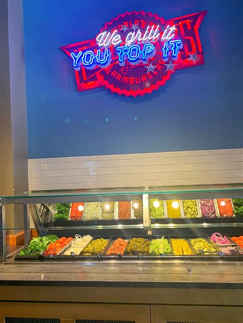 Food critics explain what makes the fuddruckers style unique 1