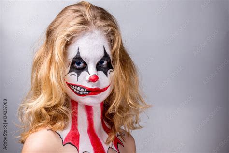 Foto De Portrait D Une Jeune Fille Blonde Maquill E En Joker Avec Un