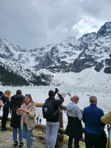 Morskie Oko oblężone przez turystów Mimo apelu TPN spacerują po tafli