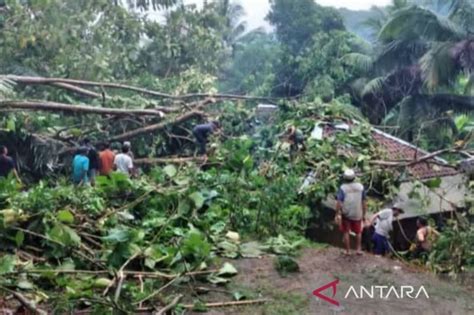 Gempa Sukabumi Merusak Sejumlah Rumah Jalan Tertutup Longsor Di Cianjur