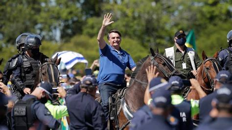 Montado em cavalo Bolsonaro cumprimenta apoiadores em manifestação pró