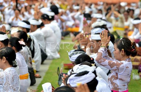 Sembahyang Hari Raya Galungan Di Bali ANTARA Foto