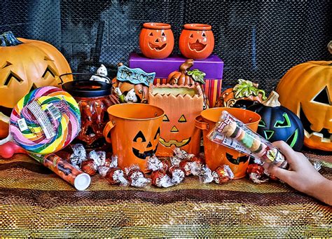 The 20 Best Bulk Halloween Candy Buys to Nab Ahead of Spooky Season