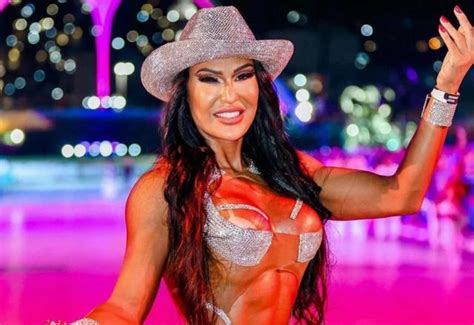 SBT TV Gracyanne Barbosa dá show de elasticidade em aula de pole dance