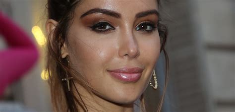 PHOTO Nabilla sexy dans un maillot de bain au décolleté XXL Té