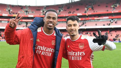 Magalhães e Martinelli marcam Arsenal atropela Crystal Palace e volta