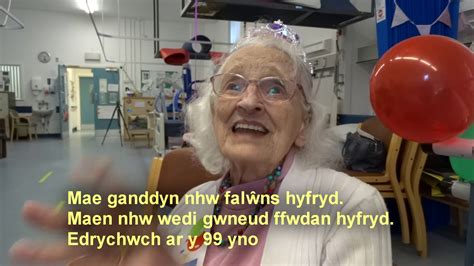 Mae Staff Yn Synnu Claf Gyda Pharti Pen Blwydd Yn 99 Oed YouTube