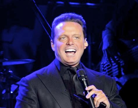 Luis Miguel presume carta que le escribió Frank Sinatra