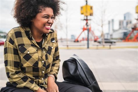 Retrato De Joven Y Bella Mujer Latina Afroamericana Con Pelo Rizado