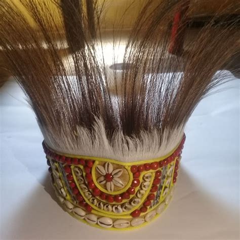 Topi Mahkota Adat Papua Ikat Kepala Bahan Kerang Dan Bulu Kasuari