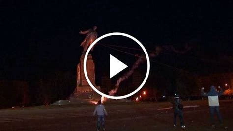 Ukrainians Topple Lenin Statue The New York Times