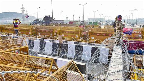 Farmers Protest Delhi Police Starts Removing Barricades At Ghazipur