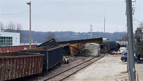 Train derailment in eastern Iowa closes highway, but no injuries ...