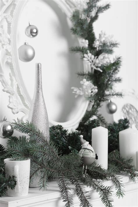 Contemporary Christmas Mantel Decorating Ideas - kotaparispenghujungrindu